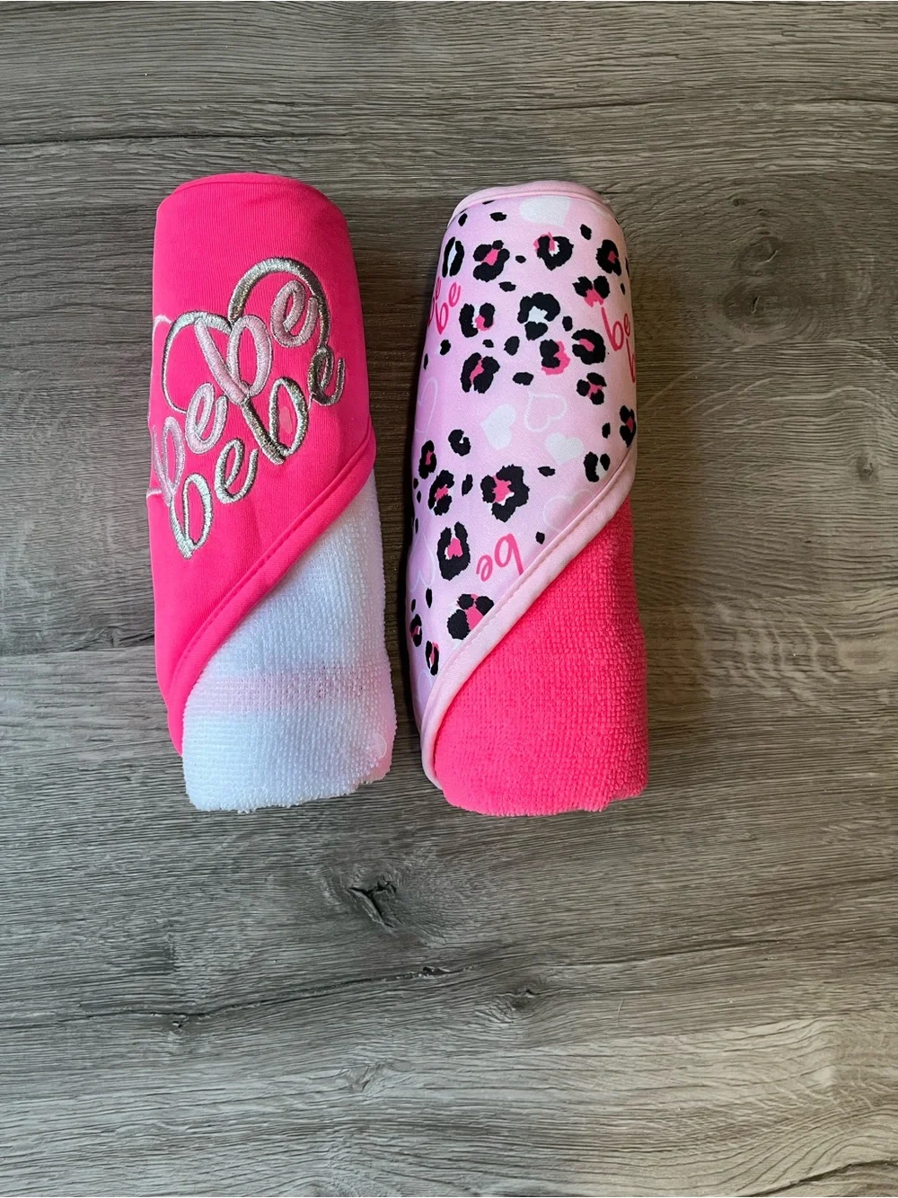 bebe Two-Pack Hooded Towels in Hot Pink & Light Pink Leopard